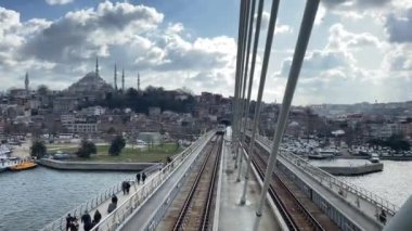 İstanbul, Türkiye. 21 Mart 2022 İstanbul eski kent manzarası Golden Horn metro köprüsünden rüzgarlı bir günde ve Mart ayında.