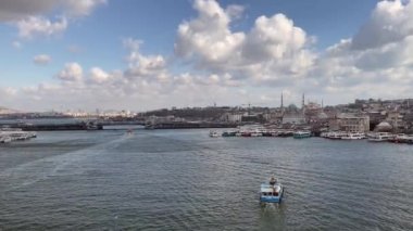 İstanbul, Türkiye. 21 Mart 2022 İstanbul eski kent manzarası Golden Horn metro köprüsünden rüzgarlı bir günde ve Mart ayında.