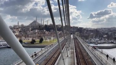 İstanbul, Türkiye. 21 Mart 2022 İstanbul eski kent manzarası Golden Horn metro köprüsünden rüzgarlı bir günde ve Mart ayında.