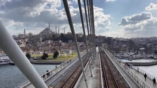 土耳其伊斯坦布尔 2009年3月21日至22日伊斯坦布尔旧城 在多风的日子和3月 从金角大桥俯瞰 — 图库视频影像