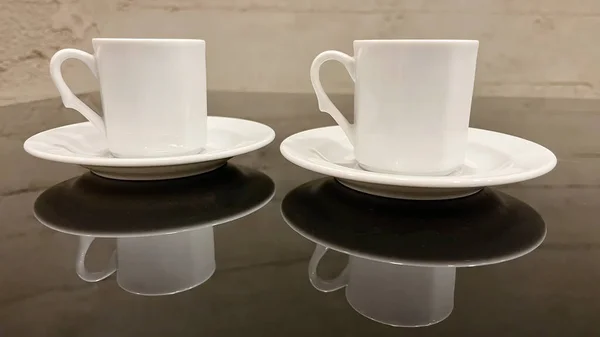 Kaffeetassen Auf Glänzendem Und Schwarzem Hintergrund — Stockfoto