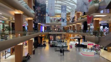 Atakoy, İstanbul, Türkiye. 27 Mart 2022 İç görünüm, Aplus 'daki Aplus alışveriş merkezinden insanlar ve dükkanlar, İstanbul,.