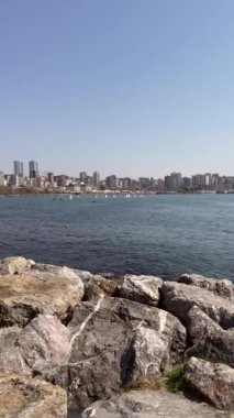 Moda, istanbul, Türkiye. 27 Mart 2022 Moda plajından Marmara Deniz Manzarası, İstanbul, Türkiye 'de sıcak bir hafta sonu tatili.