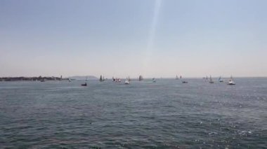 Moda, istanbul, Türkiye. 27 Mart 2022 Moda plajından Marmara Deniz Manzarası, İstanbul, Türkiye 'de sıcak bir hafta sonu tatili.