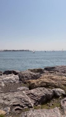 Moda, istanbul, Türkiye. 27 Mart 2022 Moda plajından Marmara Deniz Manzarası, İstanbul, Türkiye 'de sıcak bir hafta sonu tatili.