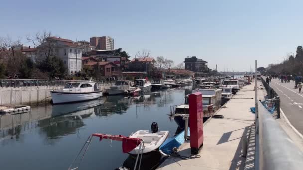 Kadikoy Istanbul Turquia Março 2022 Vista Riacho Kurbagalidere Litoral Distrito — Vídeo de Stock