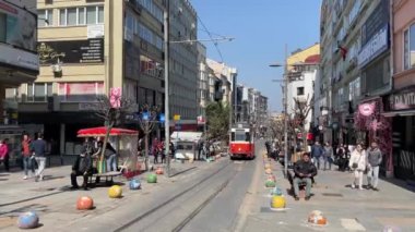 Kadıköy, İstanbul, Türkiye. 27 Mart 2022, Kadıköy çarşısından, tramvaydan ve yürüyen insanlardan görüntüler