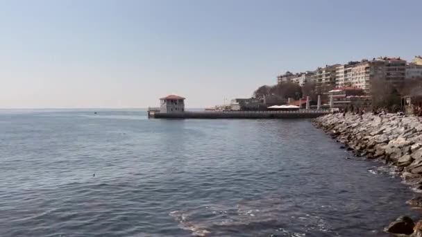 トルコのイスタンブール 2022年3月27日トルコのイスタンブールでの暑い週末の休憩からのモダビーチからのMarmara Sea View — ストック動画