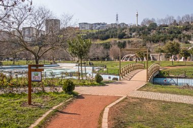 Kagithane, istanbul, Türkiye-25 Mart 2022-22. Kagithane ilçesi, yeşil parkları, tarihi ve modern binaları ile Haliç 'in kıyılarında yer alıyor..