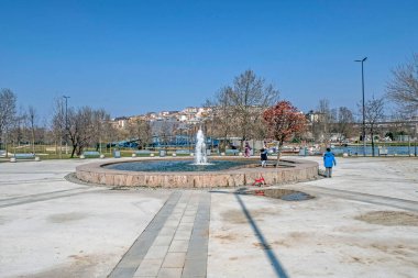 Haliç, istanbul, Türkiye. 25 Mart 2022 Yeşil parkları, tarihi ve modern binaları ile Haliç kıyılarından görüntüler.