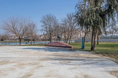 Haliç, istanbul, Türkiye. 25 Mart 2022 Yeşil parkları, tarihi ve modern binaları ile Haliç kıyılarından görüntüler.