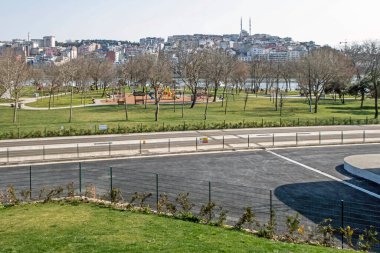 Haliç, istanbul, Türkiye. 25 Mart 2022 Yeşil parkları, tarihi ve modern binaları ile Haliç kıyılarından görüntüler.