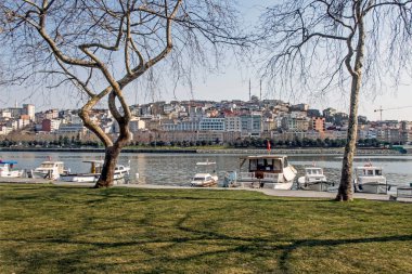 Haliç, istanbul, Türkiye. 25 Mart 2022 Yeşil parkları, tarihi ve modern binaları ile Haliç kıyılarından görüntüler.