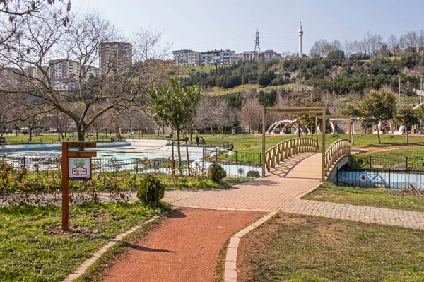Kagithane, istanbul, Türkiye-25 Mart 2022-22. Kagithane ilçesi, yeşil parkları, tarihi ve modern binaları ile Haliç 'in kıyılarında yer alıyor..