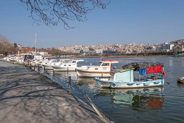 Halic Istanbul Turecko Března 2022 Pohled Břehu Zlatého Rohu Zelenými — Stock fotografie