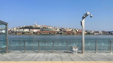 Altın boynuz, İstanbul, Türkiye. 25 Mart 2022 Altın Boynuz ve İstanbul manzaralı tramvay
