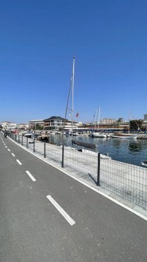 Kadıköy, İstanbul, Türkiye. 27 Mart 2022 Kurbagalidere deresi ve İstanbul 'un Kadiköy ilçesindeki sahil şeridi manzarası