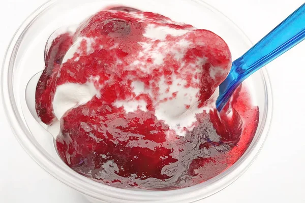 Zmrzlina Ovocnou Omáčkou Plastovém Kelímku Lžičkou — Stock fotografie