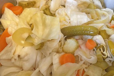 Kapatın, karışık turşu yemeye hazır olun.