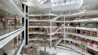 Mecidiyekoy, İstanbul, Türkiye. 30 Mart 2022. İstanbul 'daki Cevahir alışveriş merkezinde mağazalar ve iç manzara