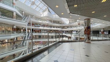 Mecidiyekoy, İstanbul, Türkiye. 30 Mart 2022. İstanbul 'daki Cevahir alışveriş merkezinde mağazalar ve iç manzara