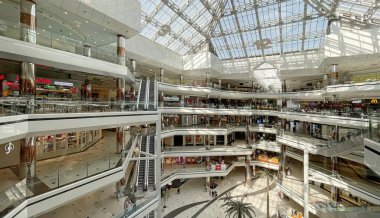 Mecidiyekoy, İstanbul, Türkiye. 30 Mart 2022. İstanbul 'daki Cevahir alışveriş merkezinde mağazalar ve iç manzara