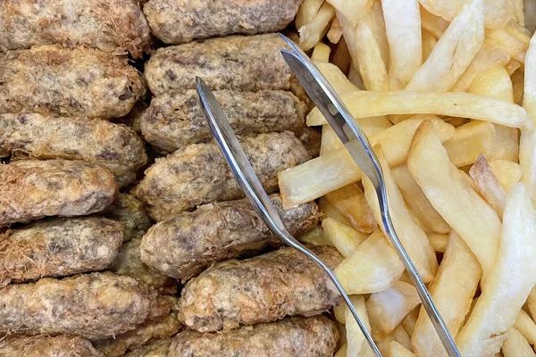 Almôndegas Kadinbudu Batatas Fatiadas Farinha Turca Tradicional Com Pinças Aço — Fotografia de Stock