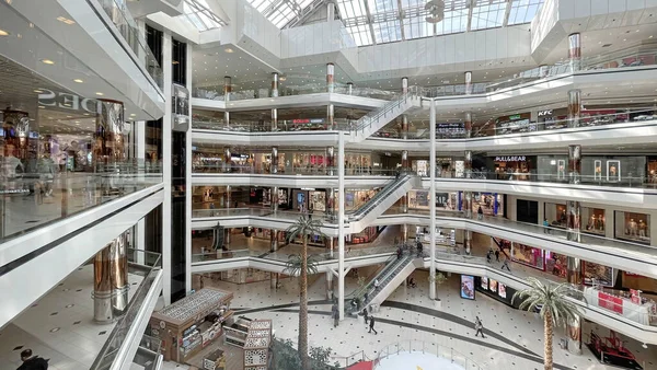Mecidiyekoy, İstanbul, Türkiye. 30 Mart 2022. İstanbul 'daki Cevahir alışveriş merkezinde mağazalar ve iç manzara