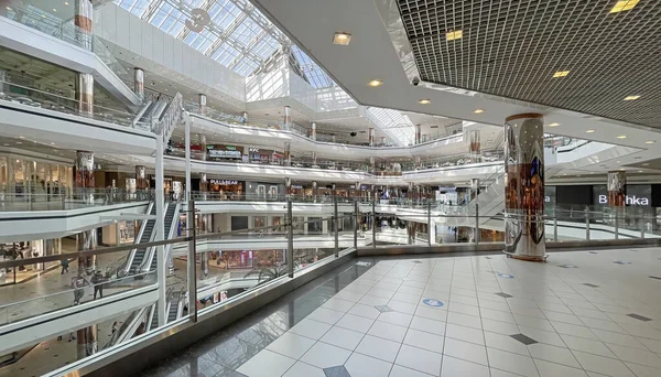 Mecidiyekoy, İstanbul, Türkiye. 30 Mart 2022. İstanbul 'daki Cevahir alışveriş merkezinde mağazalar ve iç manzara