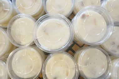 Keskul. Küçük plastik kaselerde geleneksel Türk tatlıları 