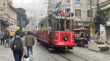 İstanbul, Türkiye 'nin en önemli turistik caddesi Beyoğlu, İstanbul, İstanbul, Türkiye. Tramvay ve Istiklal Caddesi' ndeki insanlar.