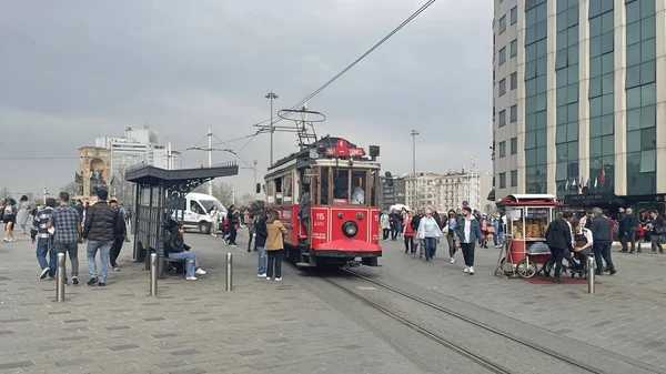 Beyoglu Istanbul Turkije Tram Mensen Istiklal Street Belangrijkste Toeristische Straat — Stockfoto