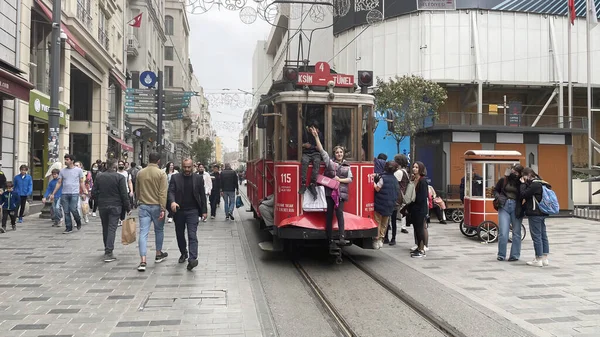 ビヨグル イスタンブール トルコ イスタンブール トルコの最も重要な観光通り イスティクラル通りのトラムと人々 — ストック写真
