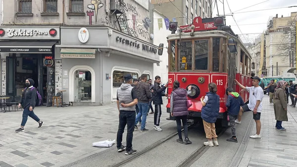 Beyoglu Istanbul Turkije Tram Mensen Istiklal Street Belangrijkste Toeristische Straat — Stockfoto