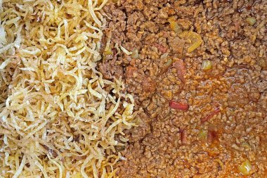 Türk yemeği. Kızarmış patatesli kıymalı Cokerme kebabı