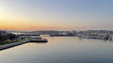 İstanbul, Türkiye. 7 Nisan 2022. İstanbul ve Golden Horn metro köprüsünden eski kasaba manzarası