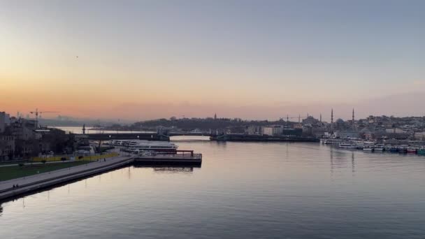 2022年4月7日凌晨从金角大桥俯瞰伊斯坦布尔和老城区 — 图库视频影像