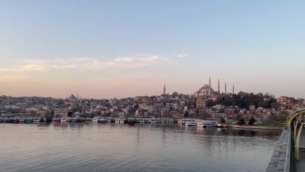 2022年4月7日凌晨从金角大桥俯瞰伊斯坦布尔和老城区 — 图库视频影像