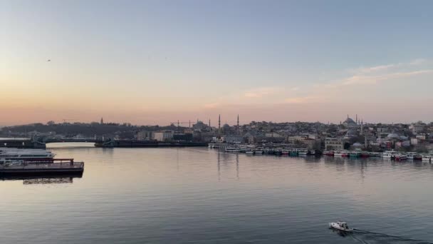 Istanbul Turkey April 2022 Estambul Vista Casco Antiguo Desde Puente — Vídeos de Stock