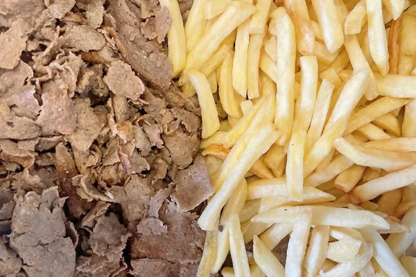 Türk kebabını patates kızartmasıyla kapat.