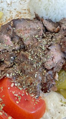 Porsiyon Türk kebabı yemeye hazır.