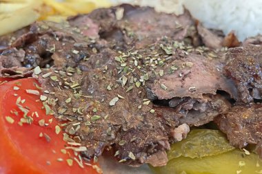Porsiyon Türk kebabı yemeye hazır.