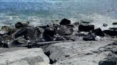 Bahar mevsiminde dalgalı deniz kıyısı, uçurum ve deniz manzarası