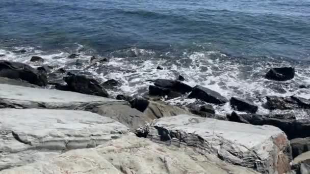 Costa Acantilados Paisaje Marino Con Olas Temporada Primavera — Vídeos de Stock