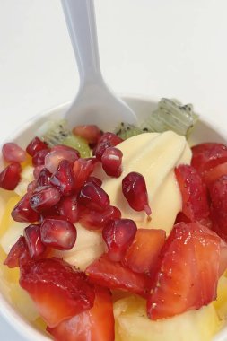 Küçük kasede karışık meyveli donmuş yoğurdu kapat.