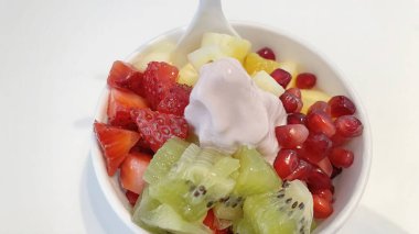 Küçük kasede karışık meyveli donmuş yoğurdu kapat.