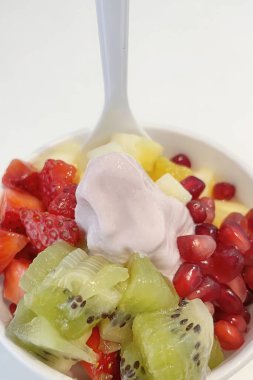 Küçük kasede karışık meyveli donmuş yoğurdu kapat.