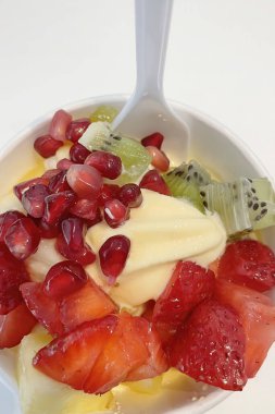 Küçük kasede karışık meyveli donmuş yoğurdu kapat.