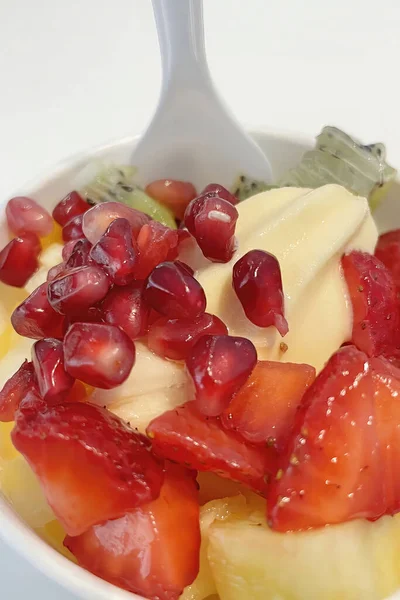 Küçük kasede karışık meyveli donmuş yoğurdu kapat.