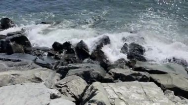 Bahar mevsiminde dalgalı deniz kıyısı, uçurum ve deniz manzarası